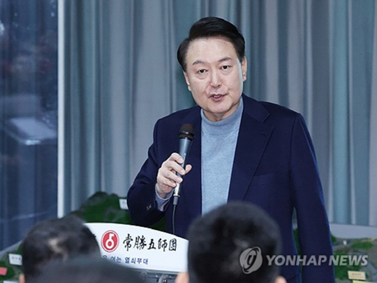 윤석열 대통령이 연말연시를 맞아 지난달 28일 경기도 연천군 중부 전선 육군 제5보병사단 열쇠전망대를 방문해 최전방에서 경계 작전 중인 장병들에게 인사말을 하고 있다. [대통령실통신사진기자단]
